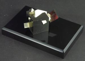 Jolie pyrite bien forme sur socle biseaut 10x15x2 cm noir