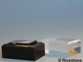Socle Acrylique 3x5x2 cm de prsentation d'objets d'archologie