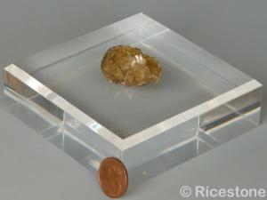 2m) Socle acrylique biseautée pour minéraux 10x10x3cm.