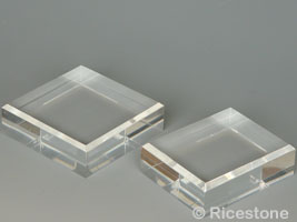 Socle acrylique  biseaut pour minraux 10x10x3 cm et 8x10x3 cm