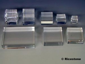 Nombreuses plaques et cube en verre acrylique pour prsentation de collection