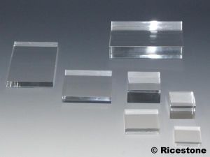 1aj) Socle acrylique, présentoir pour minéraux 2,5x2,5x1 cm