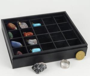 1b) Coffret avec 20x casiers de 3x3 cm pour collection.