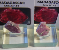 Socle pour minraux en verre de 22 x 22 mm avec des rubis de Madagascar